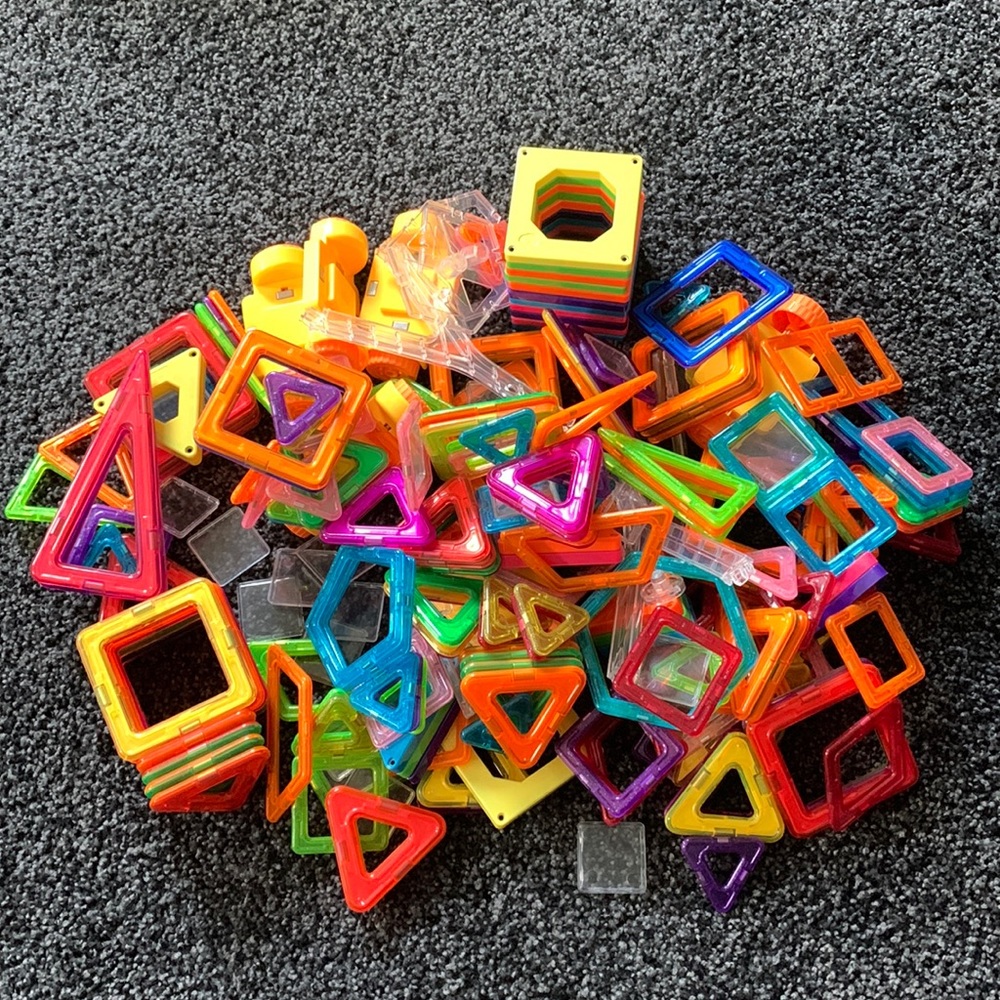 Magnetic tiles